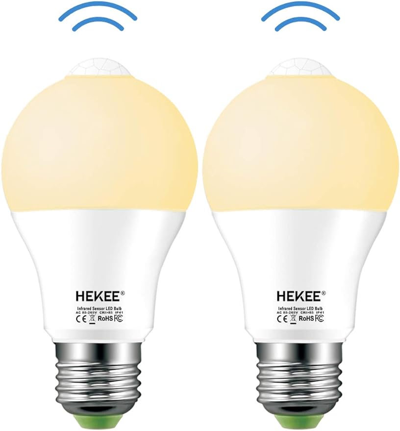 HEKEE Bombilla LED con sensor de movimiento 9W A19 PIR IR incorporado equivalente a 60W brillante 810 lúmenes base E26 bombillas de color blanco cálido (2 paquetes) 